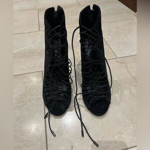 Kendal and Kylie Ginny booties Size 8.5